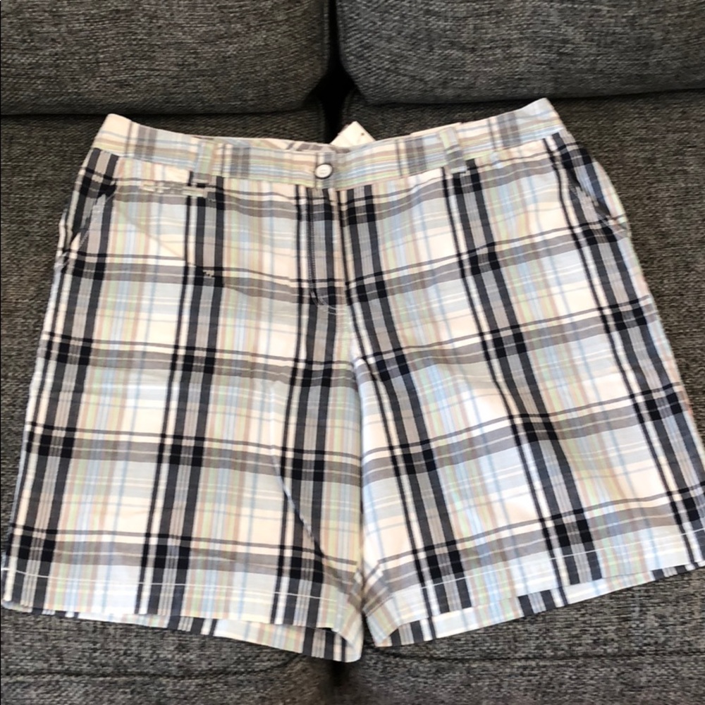 Ladies Van Heusen Shorts sz 16 NWT!